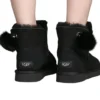 ⁦מגפי האגג דגם מיני פונפונים UGG Mini Pompon⁩ – תמונה ⁦5⁩