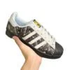 ⁦נעלי אדידס-ADIDAS Stan Smith - Black-Logo Print & Gold Logo⁩ – תמונה ⁦5⁩