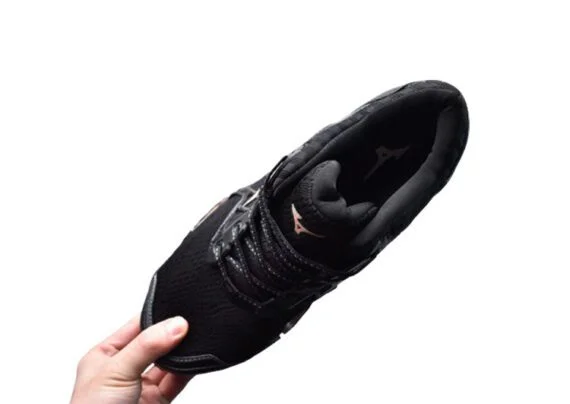 ⁦נעלי מיזונו-MIZUNO-Black & Shilo⁩ – תמונה ⁦5⁩