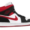 ⁦נעלי נייק-Nike Air Jordan 1 Mid Black Gym Red⁩ – תמונה ⁦3⁩