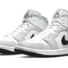 ⁦נעלי נייק-Nike Air Jordan 1 Mid Light Smoke W 2021⁩ – תמונה ⁦3⁩