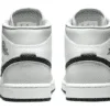 ⁦נעלי נייק-Nike Air Jordan 1 Mid Light Smoke W 2021⁩ – תמונה ⁦4⁩