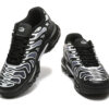 ⁦נעלי נייק- NIKE AIR MAX PLUS DRIFT Black White⁩ – תמונה ⁦3⁩