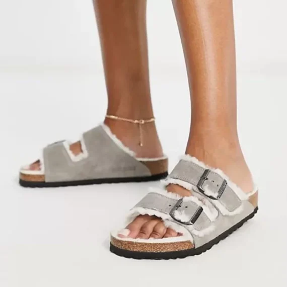 ⁦כפכפי בירקנשטוק | Birkenstock Arizona fur Gray⁩ – תמונה ⁦4⁩