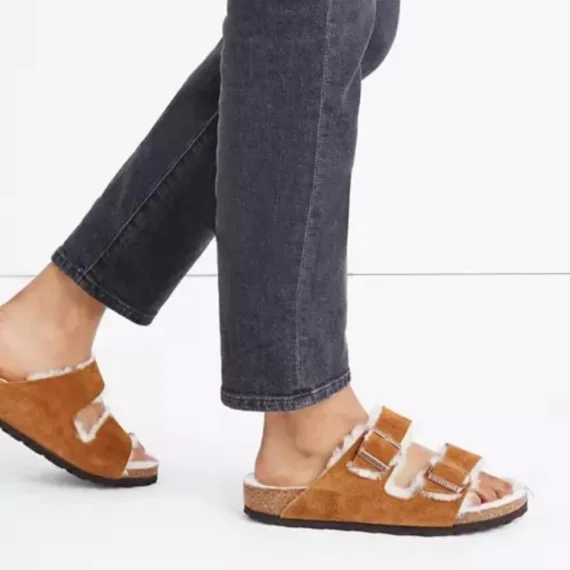 ⁦כפכפי בירקנשטוק | Birkenstock Arizona fur Brown⁩ – תמונה ⁦4⁩