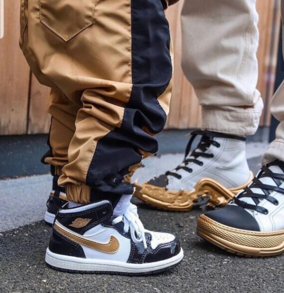 ⁦Air Jordan 1 Low Black White Gold ילדים – נייק ג'ורדן⁩ – תמונה ⁦4⁩