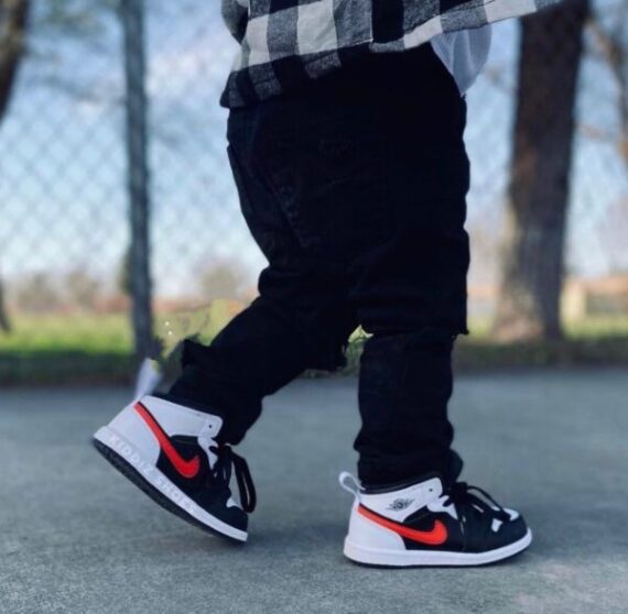 ⁦Air Jordan 1 Low Gray Black Red ילדים – נייק ג'ורדן⁩ – תמונה ⁦4⁩